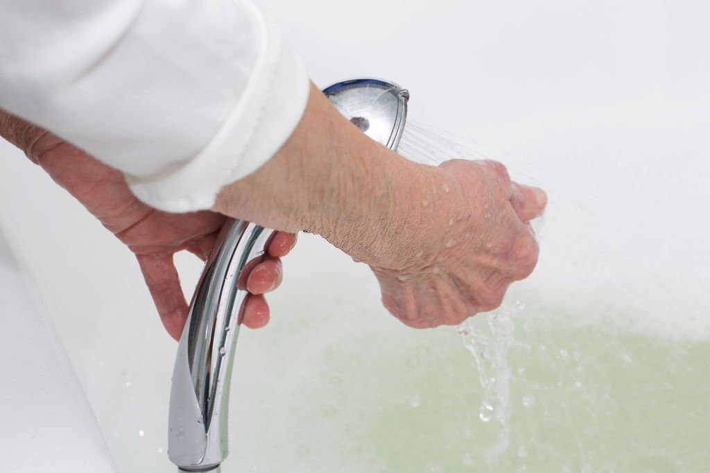 What is the best way to help bathe an older person ?